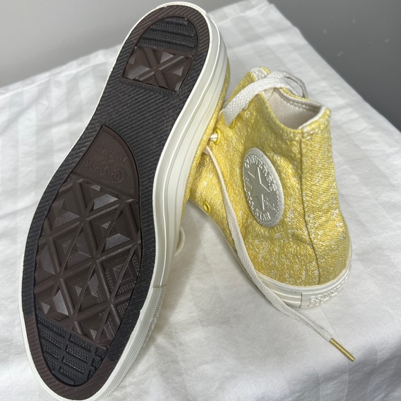 Shoes - Never worn yellow textured converse